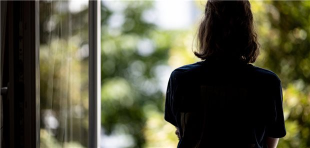 Depression: Es trifft Jung und Alt Quer durch alle Generationen sind vor allem Frauen gefährdet, eine Depression zu entwickeln, so die Daten des aktuellen Gesundheitsatlas (Motiv mit Fotomodell).