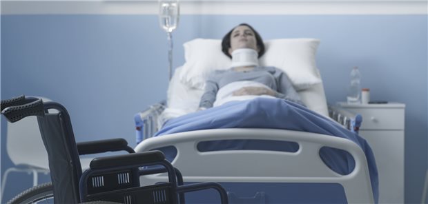 Querschnittsgelähmt nach schwerer Verletzung des Rückenmarks? Solche Verletzungen haben wohl auch Folgen für das Immunsystem, wie eine Berliner Studie ergeben hat (Symbolbild mit Fotomodellen).