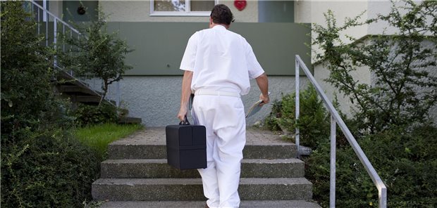 Arzt geht Haustreppe hinauf.