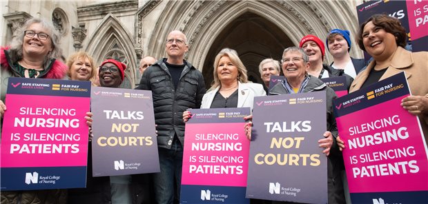Klinikkräfte aus allen Bereichen streiken in England RCN-Chefin Pat Cullen (M.) bei einer Demonstration in London vor ein paar Tagen. Die Gewerkschaftsmitglieder haben das Gesprächsangebot der Regierung zunächst ausgeschlagen.