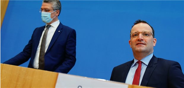 Spahn will Ärzte bei Corona-Impfung „pragmatisch schnell“ einbinden RKI-Präsident Professor Lothar Wieler (li.) und Bundesgesundheitsminister Jens Spahn am Freitag bei ihrer Pressekonferenz in Berlin.