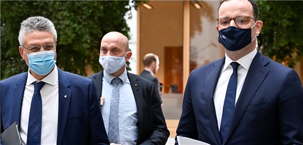 Spahn sieht Charaktertest für die Gesellschaft RKI-Präsident Professor Lothar Wieler (links) und Gesundheitsminister Jens Spahn (CDU) am Donnerstagmorgen vor der Pressekonferenz zur Corona-Lage