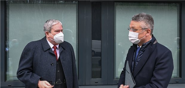 RKI-Präsident Professor Lothar Wieler und Brandenburgs Wirtschaftsminister Jörg Steinbach (l.) 2021 vor dem Zentrum für Zukunftstechnologie in Wildau. Dort hat das Zentrum für Künstliche Intelligenz in der Public Health-Forschung am RKI seinen Sitz.