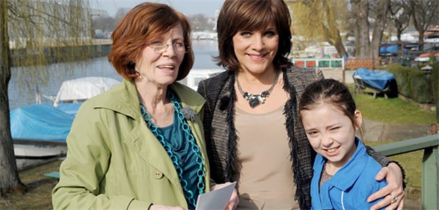 65-Jährige mit Vierlingen schwanger RTL-Moderatorin Birgit Schrowange (Mitte) steht mit Annegret R. und ihrer jüngsten Tochter (9) an einem See. Die 65-Jährige hat bereits 13 Kinder und sieben Enkel. Sie ist erneut schwanger und erwartet Vierlinge.