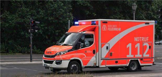 Berliner Feuerwehr soll künftig Rettungsfälle an KV abgeben können RTW in Berlin mit Sondersignal: Bei leichten Fällen soll er bald nicht mehr alarmiert werden.