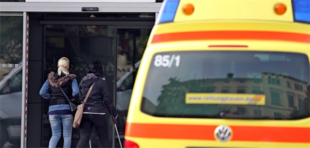 Wann Klinikärzte auf dem Bürgersteig Hilfe leisten müssen RTW vor der Klinik: Für Notfälle außerhalb der Klinik sind zunächst einmal die Träger des Rettungsdienstes zuständig.