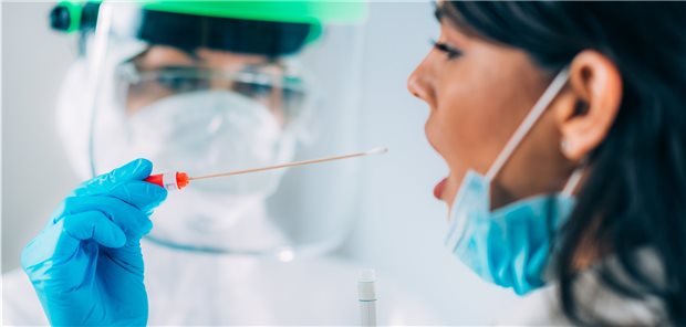 Anders auf Corona testen..., aber wie? Rachenabstrich für den PCR-Test auf SARS-CoV-2: Das Prozedere ist zeitaufwendig und teuer.