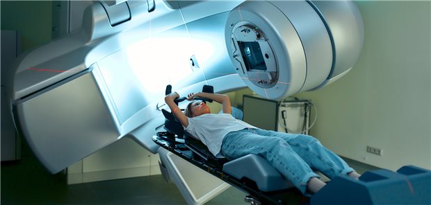 Radiotherapie bei Brustkrebs: Ein Forschungsteam hat untersucht, ob sich das Langzeitüberleben nach postoperativer Teilbrustbestrahlung mit Multikatheter-Brachytherapie im Vergleich zur Ganzbrust-Radiotherapie unterscheidet.
