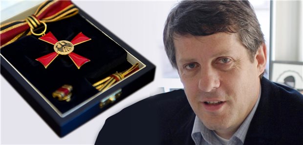 „Ärzte Zeitungs“-Mitarbeiter erhält Bundesverdienstkreuz Raimund Schmid erhält heute das Bundesverdienstkreuz am Bande.