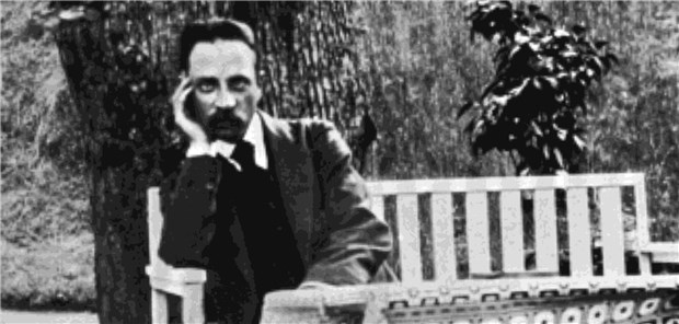 Des Dichters ominöses Leiden Rainer Maria Rilke auf einer Gartenbank im Sommer 1913.