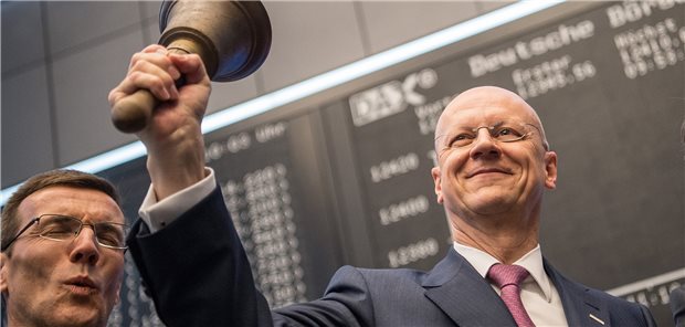 Ralf Thomas (M.) Finanzvorstand der Siemens AG, läutet am 16. März 2018 neben Michael Reitermann (l.), Vorstandmitglied von Siemens Healthineers,und Theodor Weimer (r), Vorstandsvorsitzender der Deutsche Börse AG, die Glocke zum Börsengang der Erlanger auf dem Frankfurter Börsenparkett.