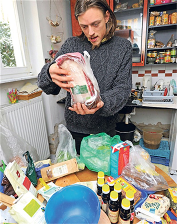 Ein Leben ohne Geld Raphael Fellmer begutachtet in seiner Wohnung in Kleinmachnow die Tagesausbeute an "geretteten" Lebensmitteln.