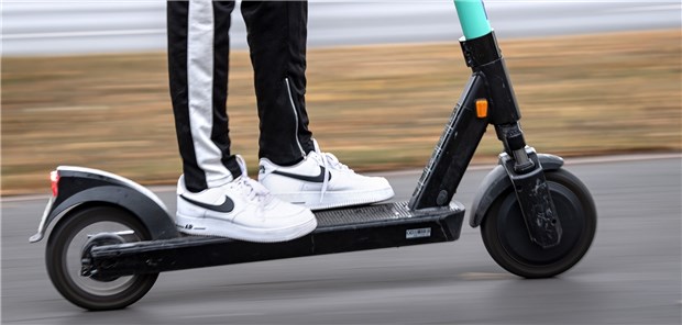 „Dramatischer Anstieg“ bei Verletzungen durch E-Scooter Rasant auf dem Elektrorollen: Ein Helm bewahrt vor schlimmen Unfallfolgen.