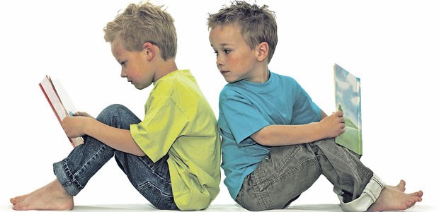 Rasch mal spickeln, ob sein Buch spannender ist als meins - eine gute Jodversorgung der Mutter in der Schwangerschaft kommt der Lesefähigkeit der Sprößlinge zugute.