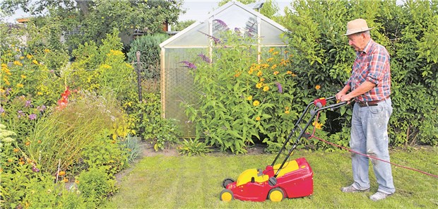 Das Alter hat für viele seinen Schrecken verloren Rasenpflege im eigenen Garten – für viele Ältere Ausdruck einer gewissen Lebensqualität.