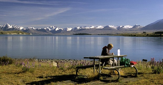 Trekking-Touren am anderen Ende der Welt Rast vor einer faszinierenden Kulisse: der Lake Tekapo vor den neuseeländischen Southern Alps.