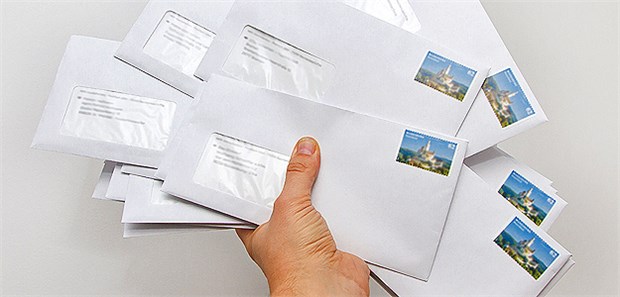 Raten Sie: Wie viele Briefe hat die Person in der Hand?