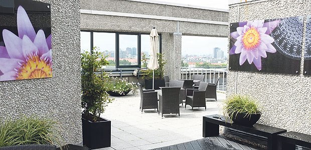 Dachterrasse und Obstbuffet in der Klinik Rattanmöbel und ein weiter Blick über die Dächer der Hauptstadt: Eine Ansicht der Komfortstation des Vivantes Klinikums Am Urban.