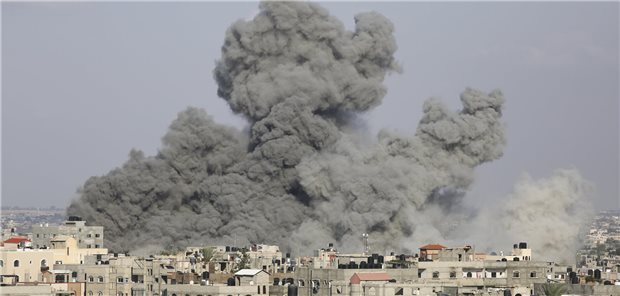 Bundesärztekammer bekundet Solidarität mit israelischen Kollegen Rauch steigt nach israelischen Luftangriffen aus Gebäuden in Rafah empor.