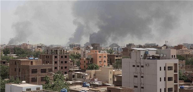 Kämpfe im Sudan gefährden medizinische Teams Rauch über Khartum: „Ärzte ohne Grenzen“ warnt vor der Gefährdung von Zivilisten und medizinischem Personal durch die Kämpfe im Sudan.