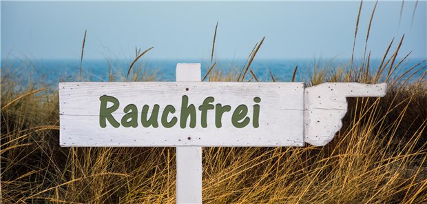 Richtungsschild mit der Aufschrift "Rauchfrei".