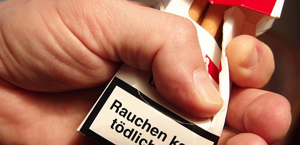 "Rauchen kann tödlich sein" - am besten man zerdrückt die Schachtel Zigaretten sofort.