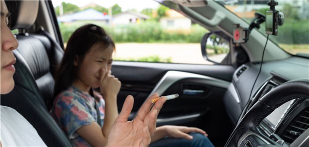 Rauchverbot im Auto? Bundesregierung sieht rechtliche Hürden Rauchen, wenn ein Kind im Auto ist? Das würde der Bundesrat gerne verbieten.
