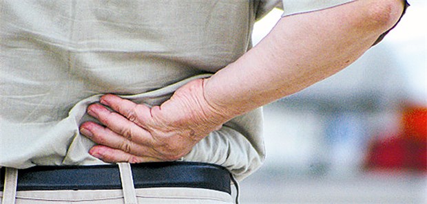 Rauchende Patienten litten unter stärkeren Rückenschmerzen, betont die Deutsche Gesellschaft für Rheumatologie.