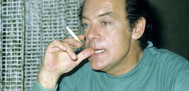 Der Mythos vom Vorbild in Weiß Rauchendes Vorbild: Chefarzt Professor Klaus Brinkmann alias Klausjürgen Wussow im Jahr 1984.
