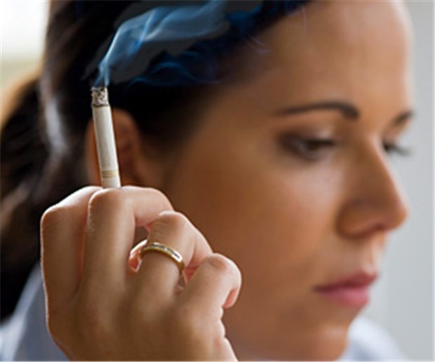 Rauchend früher in Menopause Raucherinnen haben ein höheres Risiko für einen frühen Beginn der Wechseljahre.