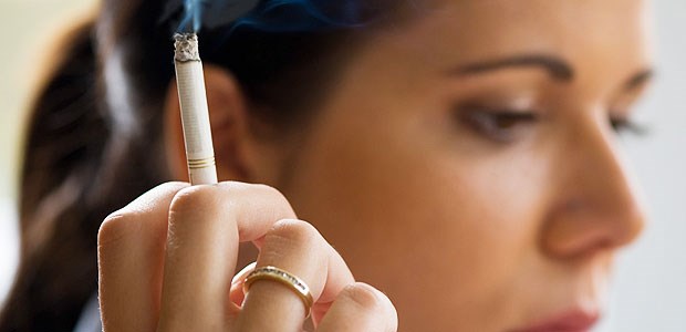 Rauchen aufzugeben bringt Lebenszeit Rauchstopp lohnt sich: Wenn Frauen vor dem 40. Lebensjahr zum Rauchen aufhören, können sie ihr Sterberisiko senken.