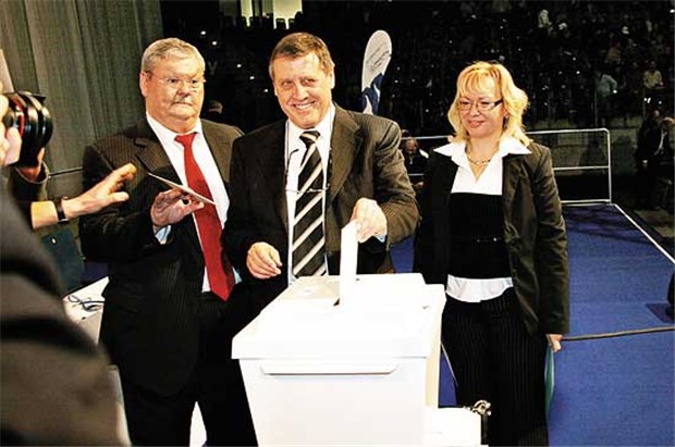 "Dieser Tag wird in die Geschichte der GKV eingehen" Raus aus dem GKV-System: Hoppenthaller wirft seine Erklärung in die Urne.