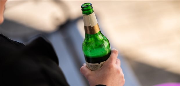 BZgA-Umfrage: Wieder mehr junge Erwachsene im Alkoholrausch eine Flasche Bier