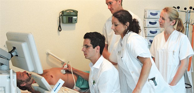 So viel Spaß macht Landarzt Reale Behandlungssituation: Dr. Jana Riedl (Mitte) unterstützt die Studenten bei der Sonografie.
