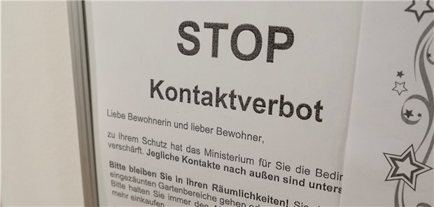 Gerontologin Kuhlmey: Nie wieder Besuche in Pflegeheimen verhindern! Eine Anweisung des Kontaktverbotes hängt im März 2020 an einer Wand im Kurt-Engert-Haus im Kieler Stadtteil Holtenau.