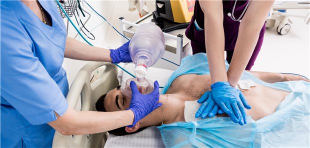 Reanimation: Lediglich ein initial schockbarer Rhythmus war in einer Metaanalyse mit einer signifikant erhöhten Rate von Zweit- und Drittereignissen eines Herzstillstandes verbunden.