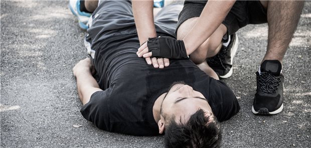 Reanimation bei einem Jogger. Im Unterschied zur öffentlichen Wahrnehmung haben vor allem Männer zwischen 40 und 60 Jahren das größte Risiko für einen plötzlichen Herztod bei sportlicher Aktivität. Bei unter 35-Jährigen sind diese Ereignisse im Vergleich seltener. (Symbolbild mit Fotomodell)&#xA;