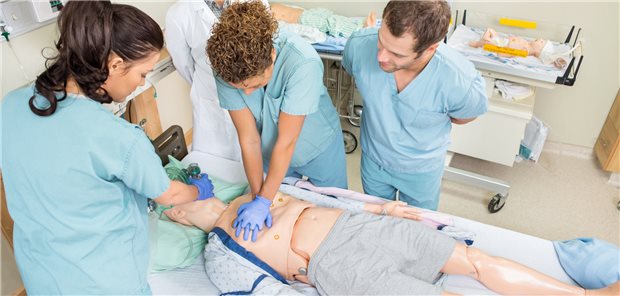 Reanimation wird an einem Dummy geübt: Warum Herzstillstände vor allem nachts auftreten, ist auch nach einer Studie dazu nicht geklärt.