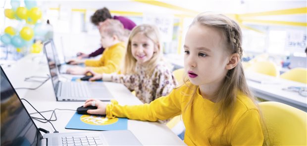 Junge Menschen suchen überwiegend in sozialen Medien nach Gesundheitsinformationen Kinder recherchieren im Netz