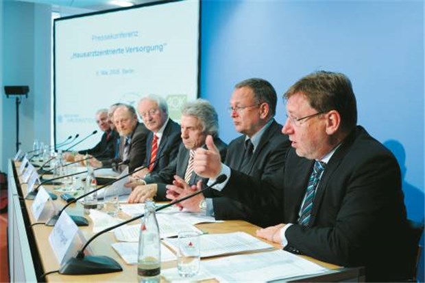 Eine neue Epoche für die Hausärzte Rechnen mit 5000 teilnehmenden Kollegen in Baden-Württemberg: Dr. Berthold Dietsche (2.v.r.) und Ulrich Weigeldt (r.) vom Hausärzteverband.