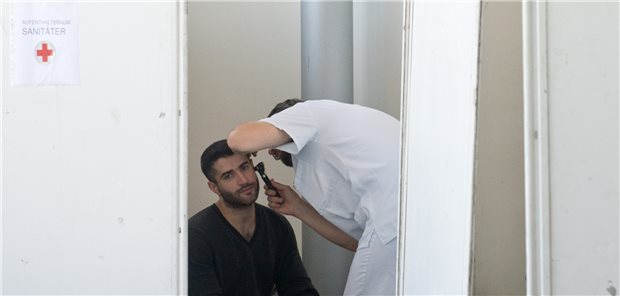 Rechnet ein Arzt die Behandlung von Flüchtlingen in einer Erstaufnahmeeinrichtungen direkt mit dieser ab, gilt er aus Sicht des Hessischen Landessozialgerichtes als abhängig beschäftigt.