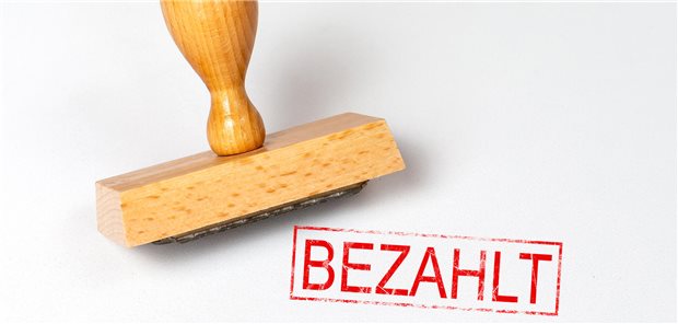 Ein Stempel, der bezahlt abdruckt.