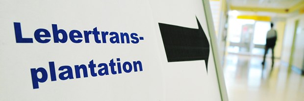 Das Geld und die Warteliste Rechts herum: Der ehemalige Transplantationschef in Göttingen soll offenbar direkt Geld an die DSO überwiesen haben.