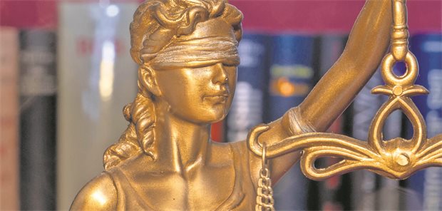 Urteil: Befreiung von der gesetzlichen Rentenversicherung gilt nicht automatisch für jede ärztliche Nahaufnahme einer Justitia als Symbolbild für Recht, Gerechtigkeit