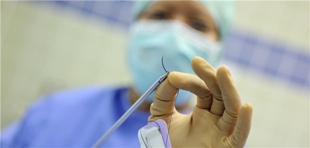 Rechtzeitig eingefädelt: Die dreiseitigen Verhandlungen zwischen Kliniken, Vertragsärzten und Krankenkassen über ambulantisierbare Operationen sind fristgerecht vor April abgeschlossen worden.