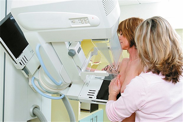 Brustkrebs: Frühes Screening zahlt sich aus Rechtzeitige Vorsorge schützt vor Krebs: Eine Frau beim Mammografie-Screening.