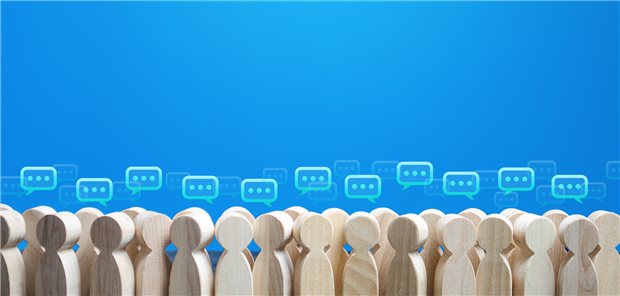 Weiße Personenfiguren mit Kommentarwolken über ihren Köpfen als Metapher für Dialog und Austausch.