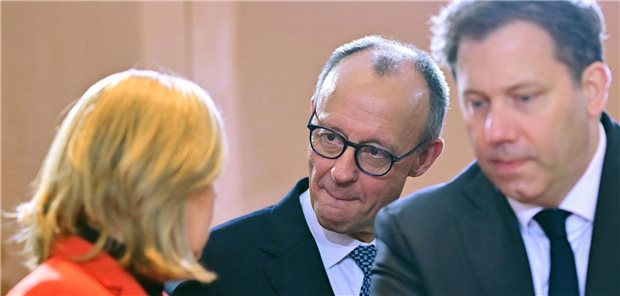 Bundesarbeitsministerin Bärbel Bas spricht mit Bundeskanzler Friedrich Merz und Bundesfinanzminister Lars Klingbeil (SPD) im Rahmen einer Kabinettssitzung.