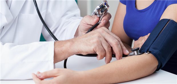 Regelmäßige Blutdruck-Kontrollen sind wichtig.