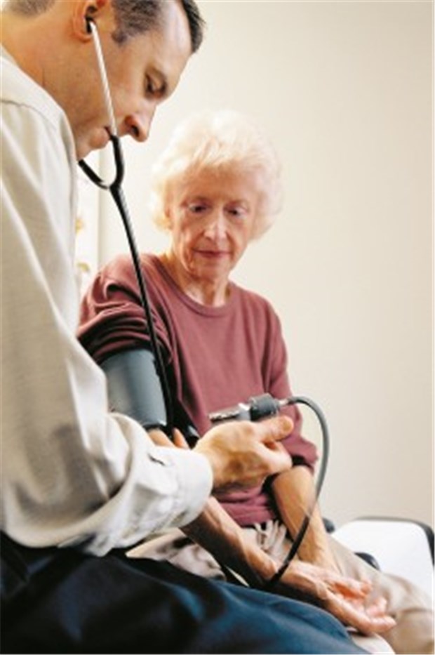 Blutdruck-Kontrolle am besten bei jedem Patienten-Kontakt Regelmäßige Blutdruckkontrollen sind auch bei älteren Menschen wichtig.